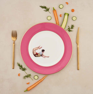 Set of 4 Trapeze Boy Raspberry 22kt Gold Dinner Plates